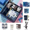 Tazza blu a doppia parete, cucchiaio, asciugamano, coniglio, candela, sapone