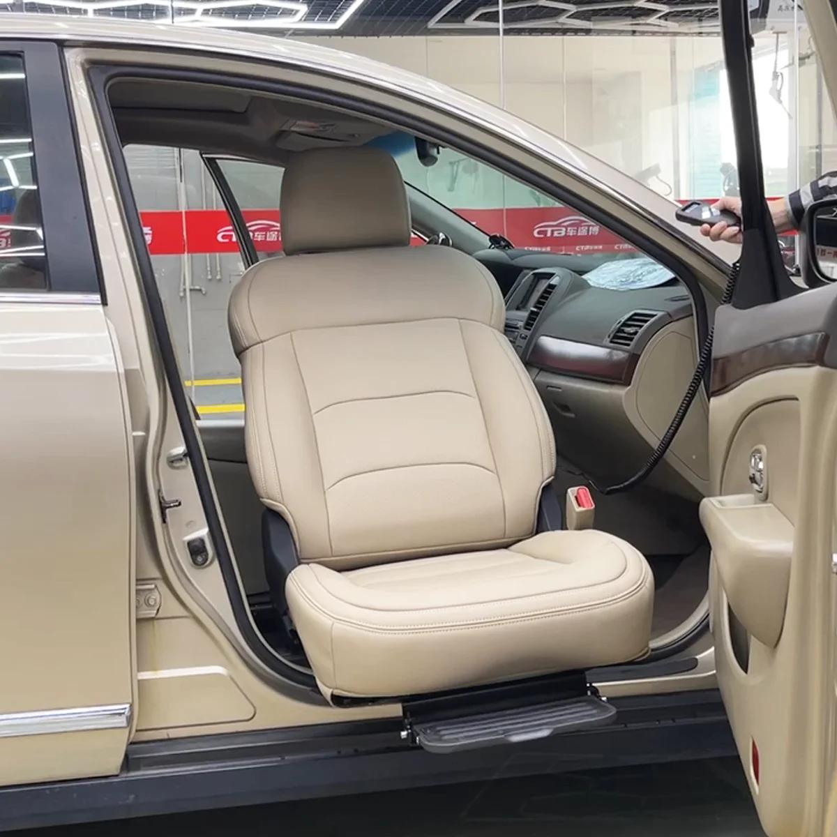 Accessible Swivel Car Seat Electric Turning Transfer Seat for the Elderly Loading 150KG