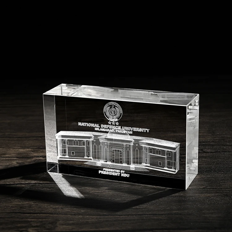 Venta al por mayor Cubo de cristal personalizado con grabado láser 3D para decoración de escritorio, artículos de cristal con caja de regalo y logotipo personal dentro del cubo de vidrio
