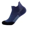 Calcetines cortos azul marino con diseño de orejas.