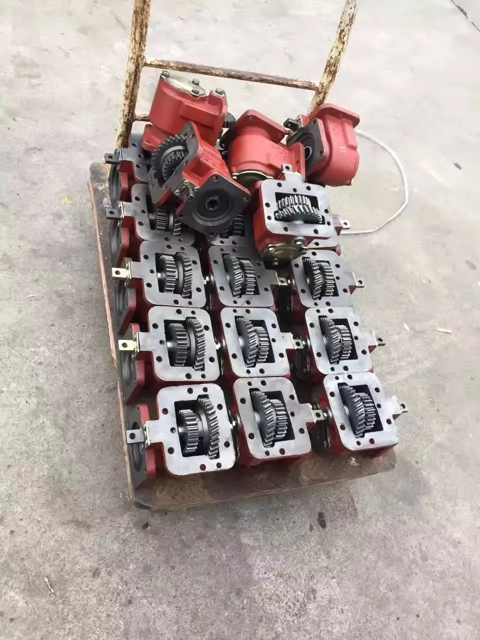 中国製トラックPTOトランスミッションギアボックス（いすゞ4HE1、4HK1 