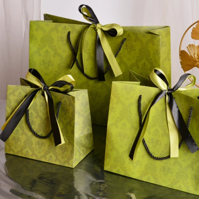 Luxury Black and White Printed Paper Bag Packaging Bag with Ribbon Holiday Gift Bag Clothing Handbag Clothing