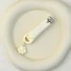 Blanc laiteux, plat, en vrac.