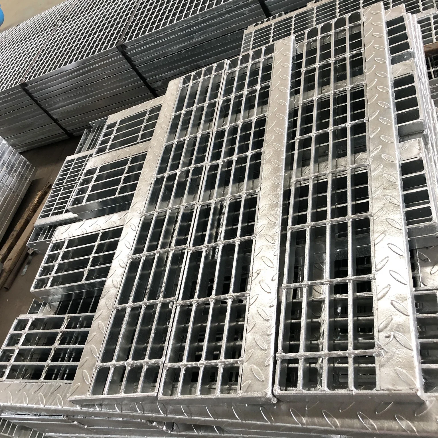 Hot Selling Drainage Cover Grating Rejilla Metalica Para Piso Walkway Iron Grating