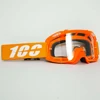 Gafas transparentes con montura naranja.