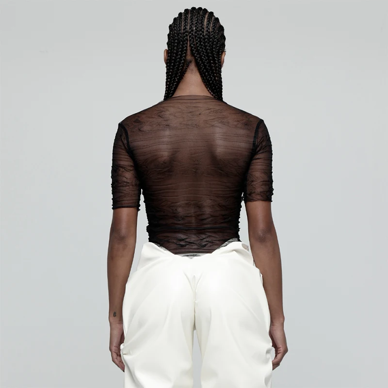 2025 - Kort, transparant, mouwloos, casual T-shirt met doorzichtig mesh 2025 - Kort, transparant, mouwloos, casual T-shirt met doorzichtig mesh