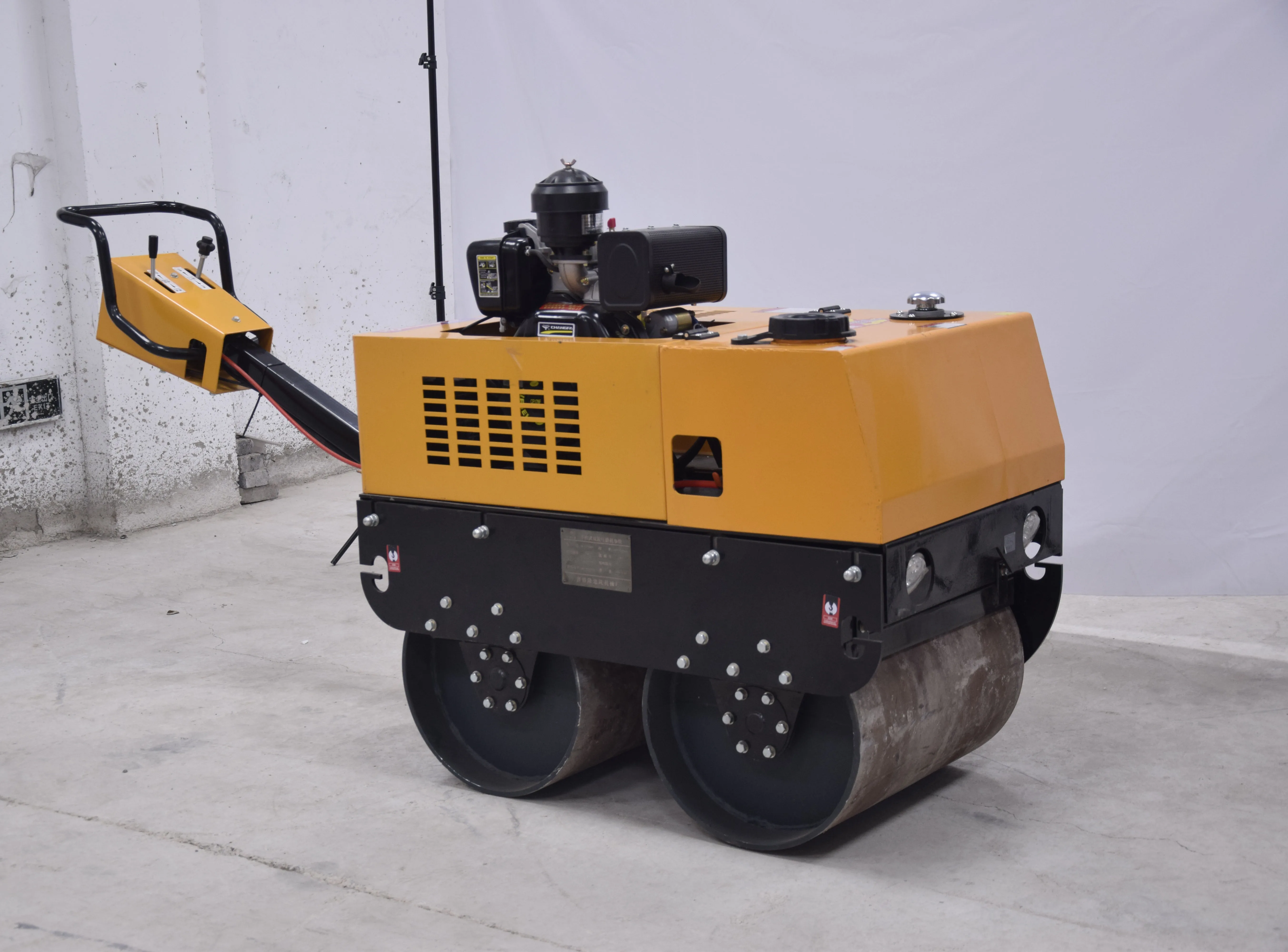 Маленькие двухколесные вибрирующие подвижные уплотнители наземные ролики