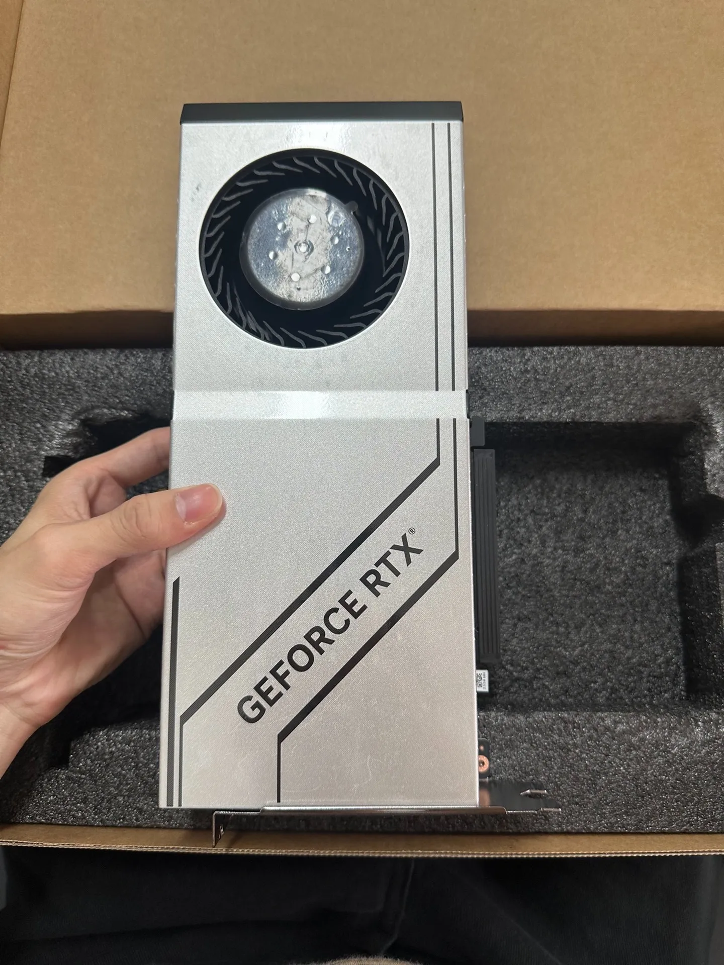 美品　ダークライ　dp4 RTX 5090 32GB ターボバージョン AIサーバー Deepseek DLSS4、ブラック