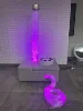 Plateforme carrée blanche avec des fibres transparentes et 1 baignoire à bulles.
