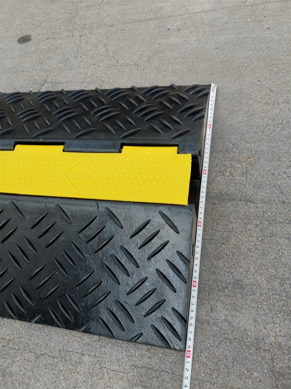 Ramp Side Protector Customised Rubber Ramp Protector with PVC Yellow Lid Outdoor Floor ...