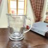 Tazza da caffè in vetro con manico, stampa di testo francese grigio chiaro