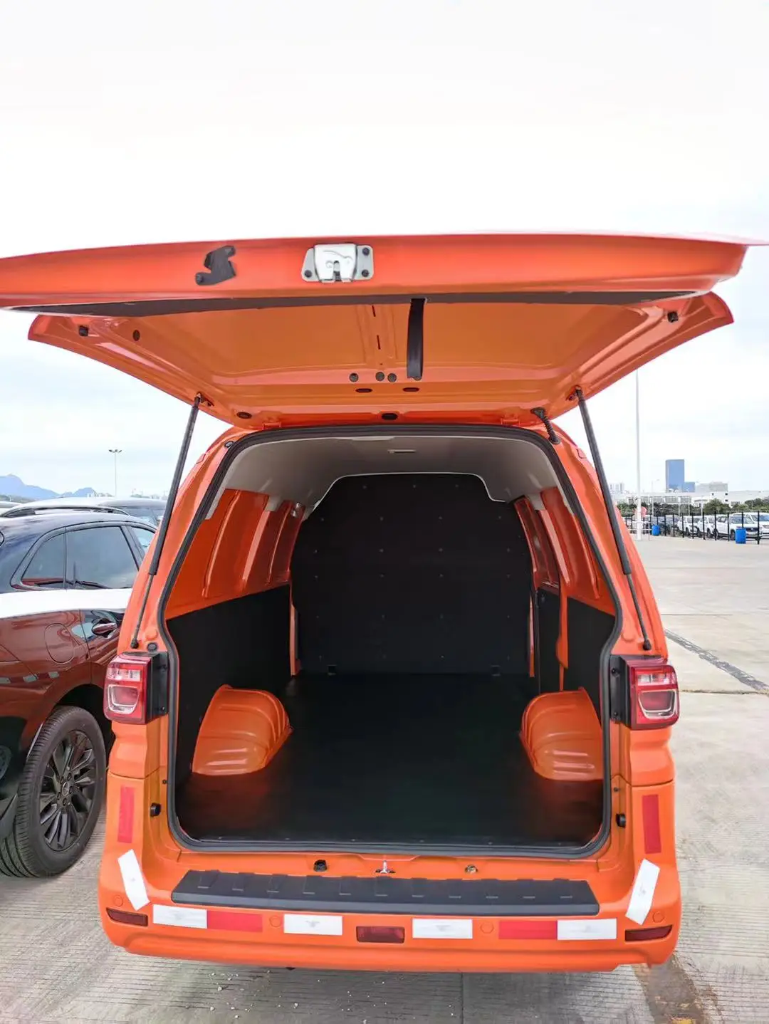 The Factory Sells 2024 100% Electric Van Mini Electric Van with High-efficiency Range Lithium Battery