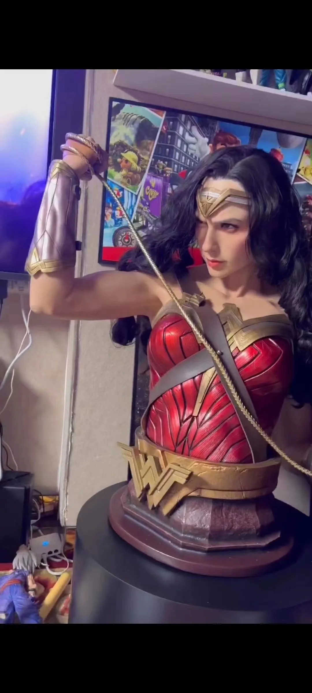 High Quality Realistic Attractive Female Resin Silicone Life Size Wonder Woman Resin Figure Bust Statue for Indoor Decoration