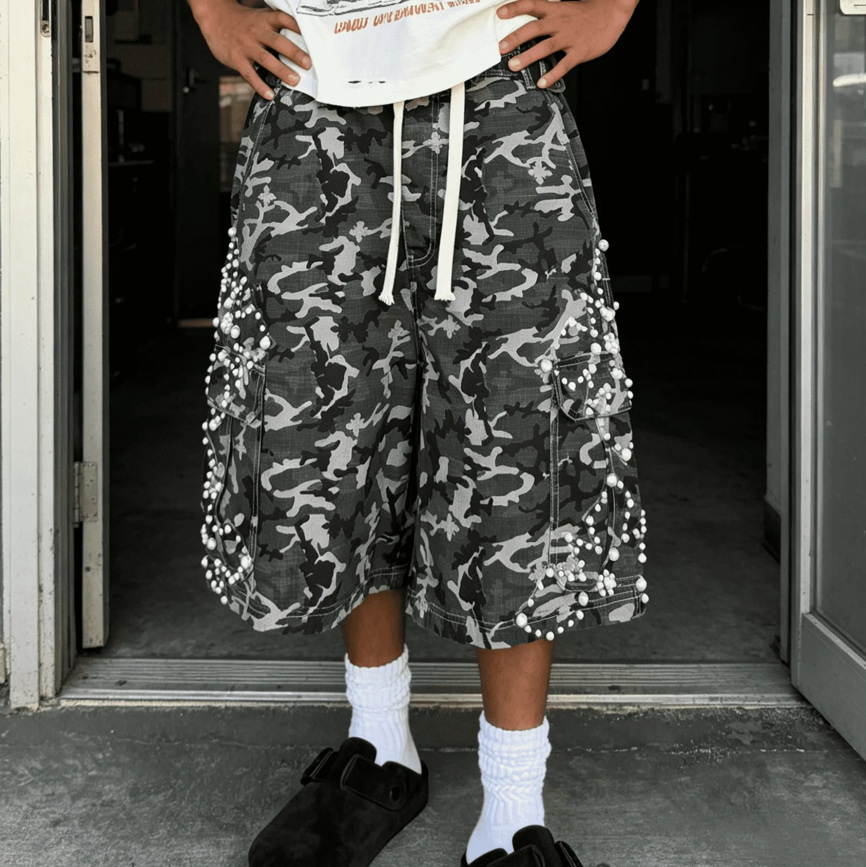 Custom Y2K Streetwear Pearl Embellished Dark Camouflage Drawstring Oversize Multi Pocket Loose Fit Summer Men Cargo Capri Shorts