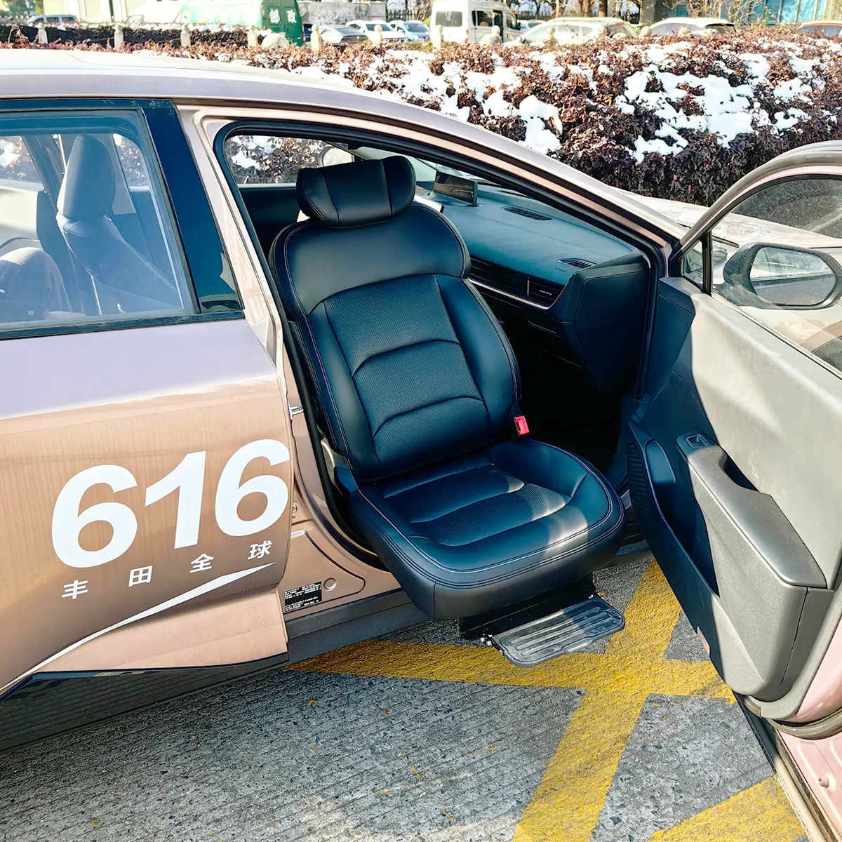 Accessible Swivel Car Seat Electric Turning Transfer Seat for the Elderly Loading 150KG