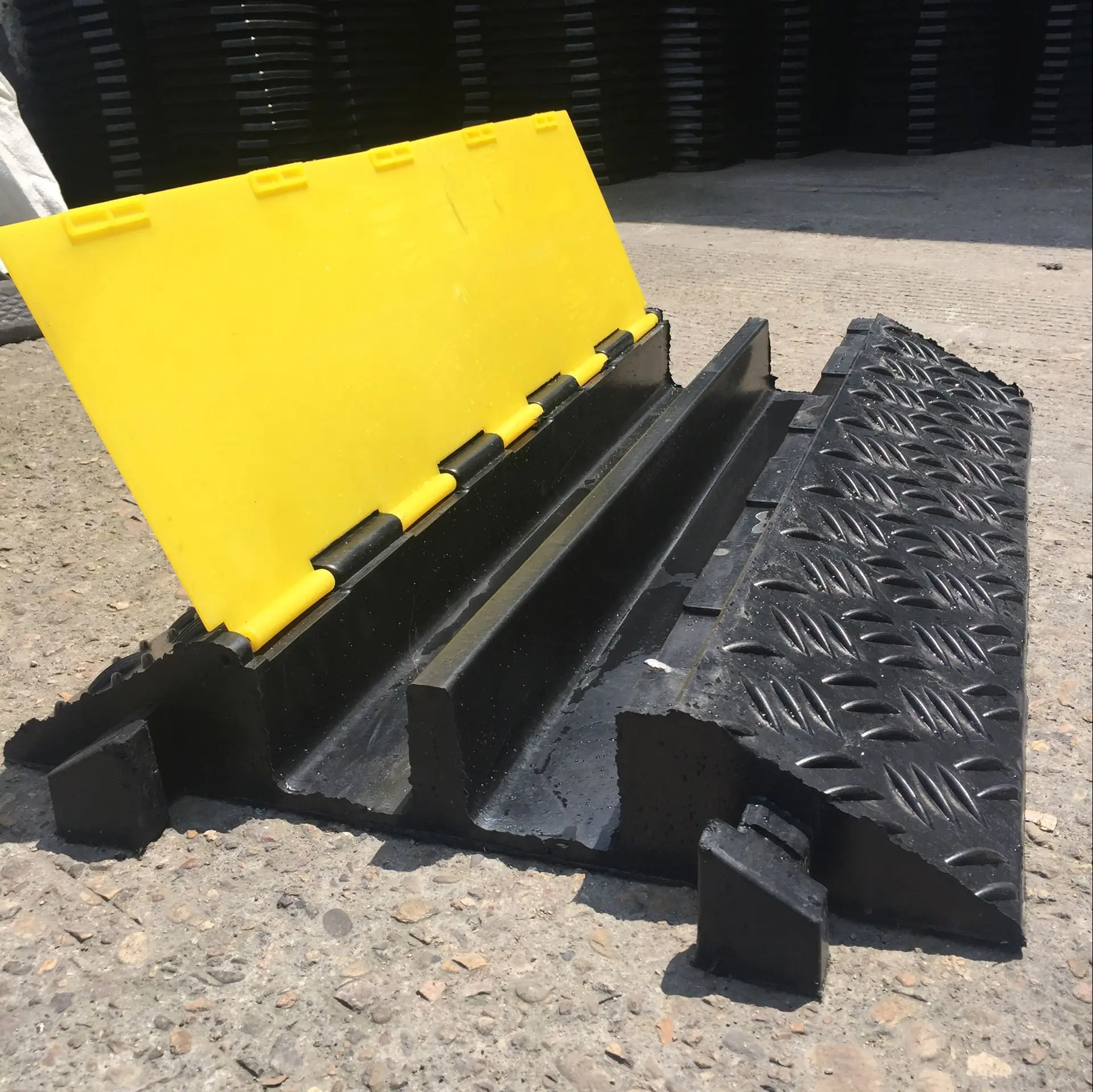 Channel Heavy Duty Outdoor Truck Use Loaded Rubber Road Cable Ramp