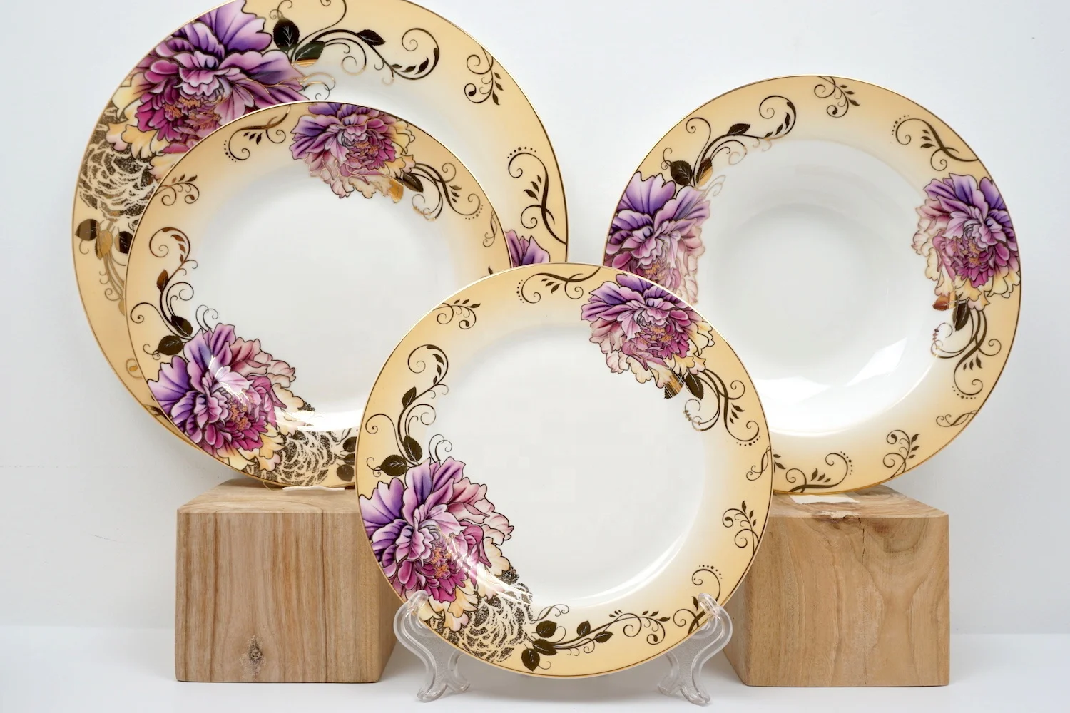 紫の花柄のディナーセット、ボーンチャイナ製の美しい食器セット