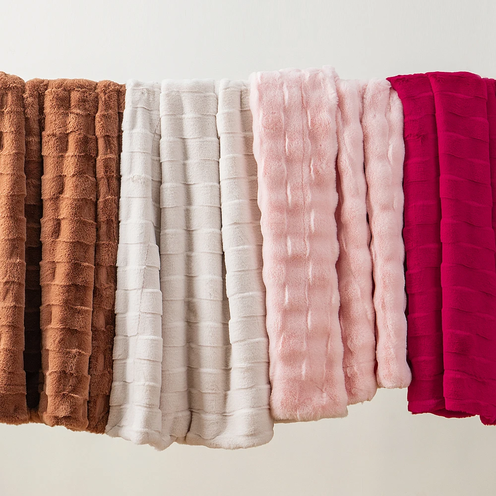 High Quality Super Soft No Shedding Fabric Faux Fur Blanket Snuggle