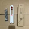 Un palo, una esponja con caja blanca.