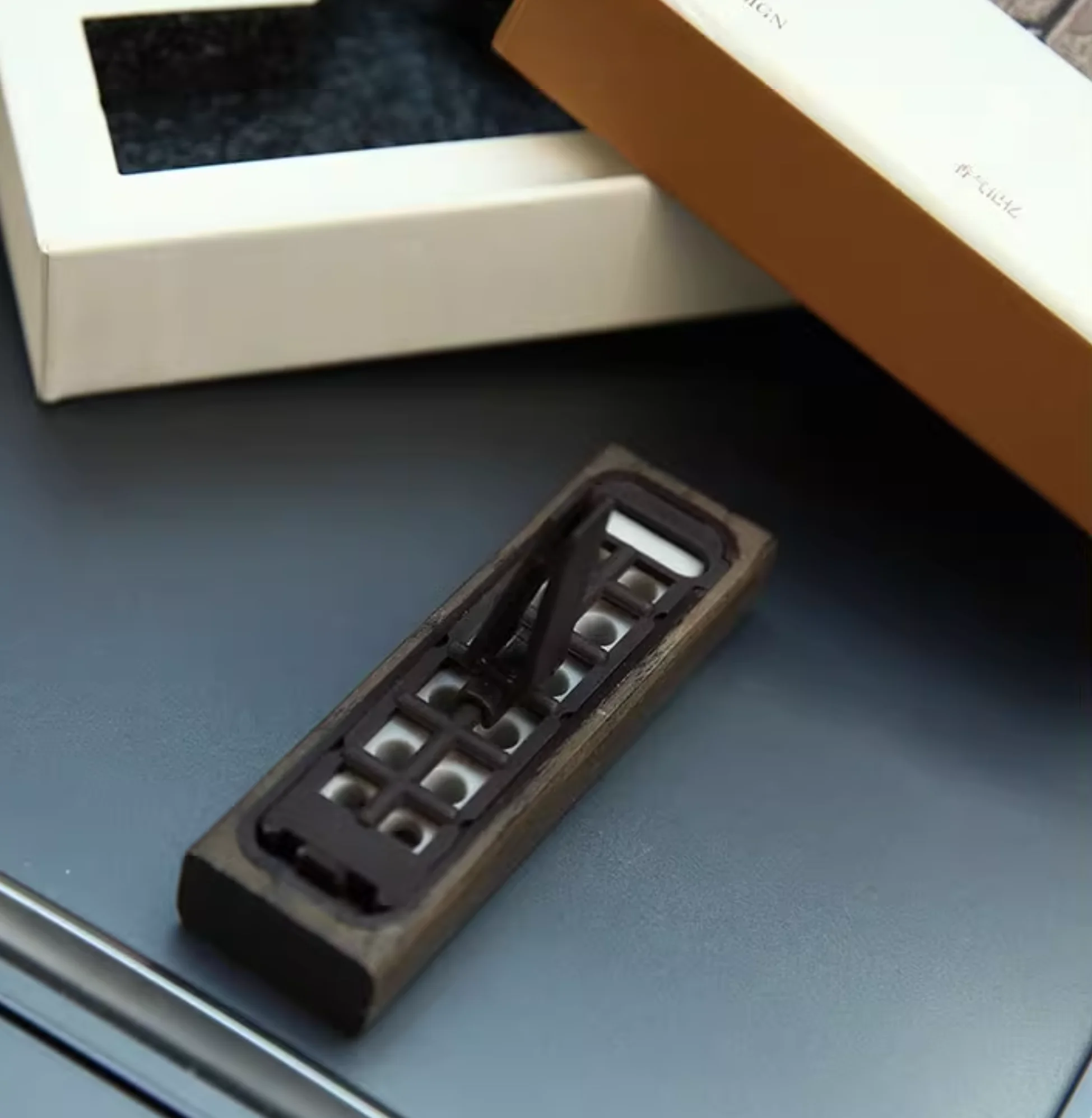 product high quality car air outlet wood aromatherapy vent clit holder long lasting scented plastic fragrance auto aroma diffuser-4