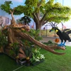 Animatronic serpiente y tucán con escena de árbol