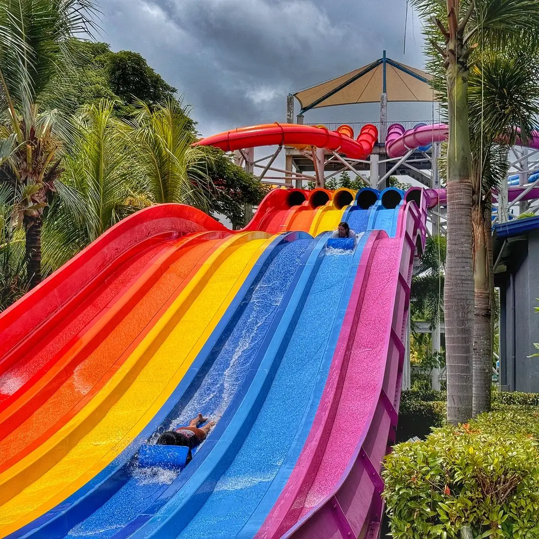 Commercial Water Park Slide with 6-10mm Thickness Fiberglass for 5-10 Passengers and 100-500kg Capacity