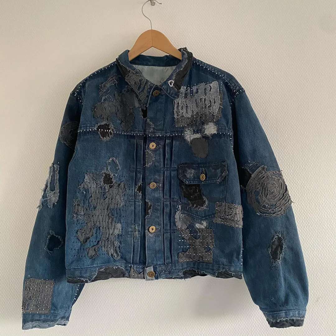 Niestandardowa męska kurtka jeansowa typu cropped w japońskim stylu boro z nierównymi krawędziami, patchworkiem sashiko i efektem zniszczenia, vintage, zszywana ręcznie, kurtka uliczna