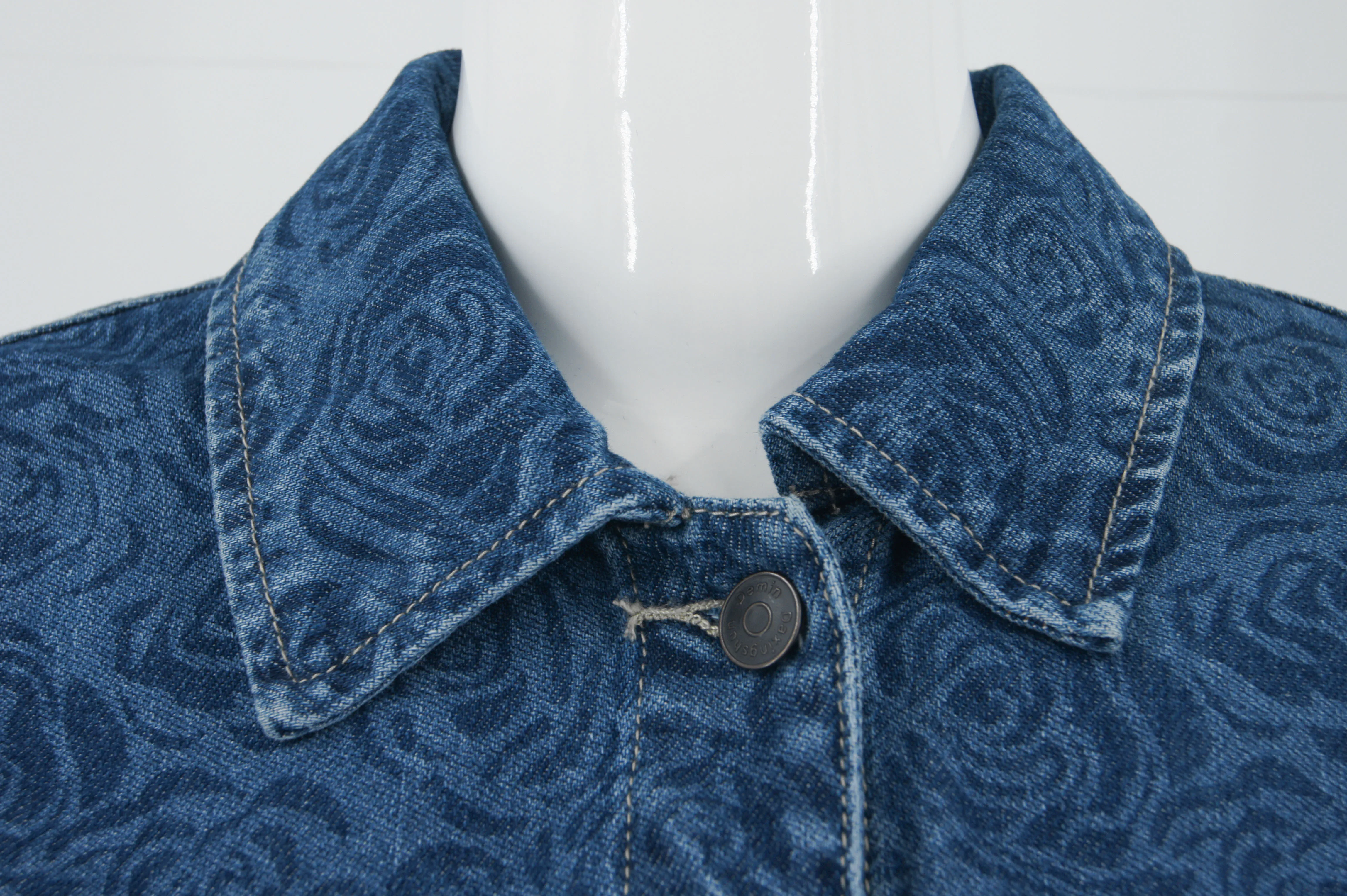 A Fashionable Short Top with a High-end and Elegant Denim Style