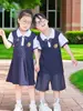 Abito con maniche blu navy e bianco