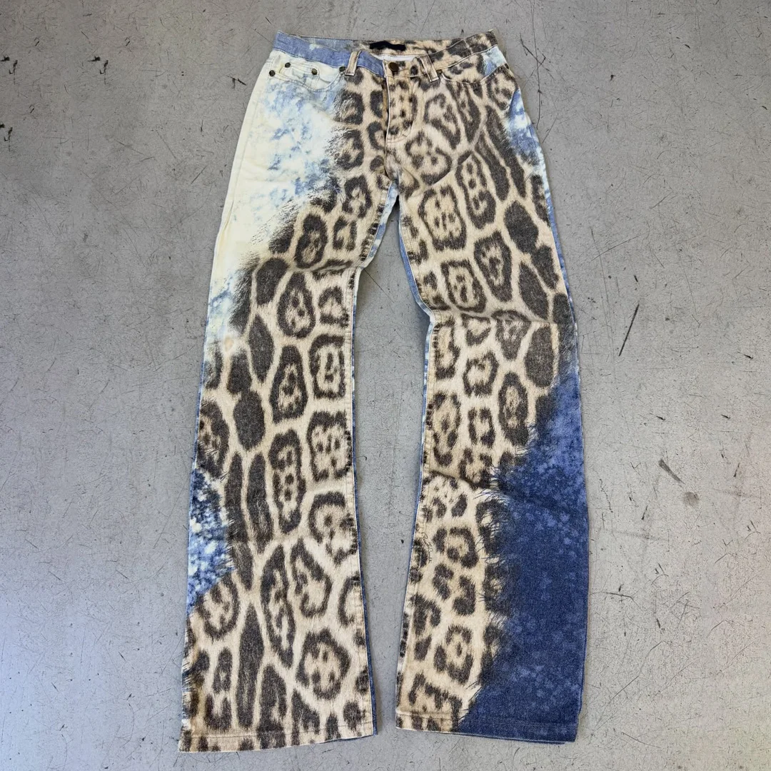 Gatnamyndagerð: sérsniðnar miðhæðar brók fyrir karla með fornöldu Y2K bleikjufargaðri lópudýraskreytingu, tie-dye, óþurrkuðum kantum og saumdeilum. 100% bómull.