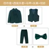 Giacca verde scuro, gilet, pantaloni, fazzoletto da taschino verde, gre