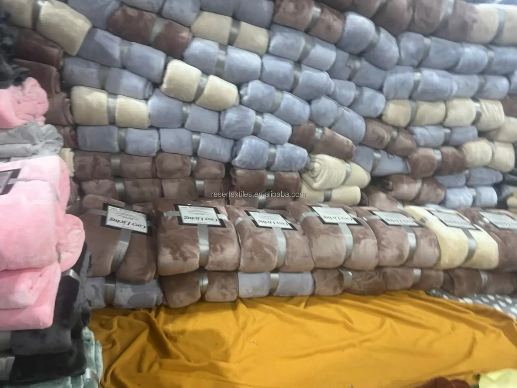 100% Polyester Flannel Fleece Throw Soft Plush Cozy Microfiber Bed Blanket Modern Solid Colors Designed Pattern Knitted Technics