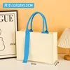Cuerpo de bolso beige con cinta azul claro.