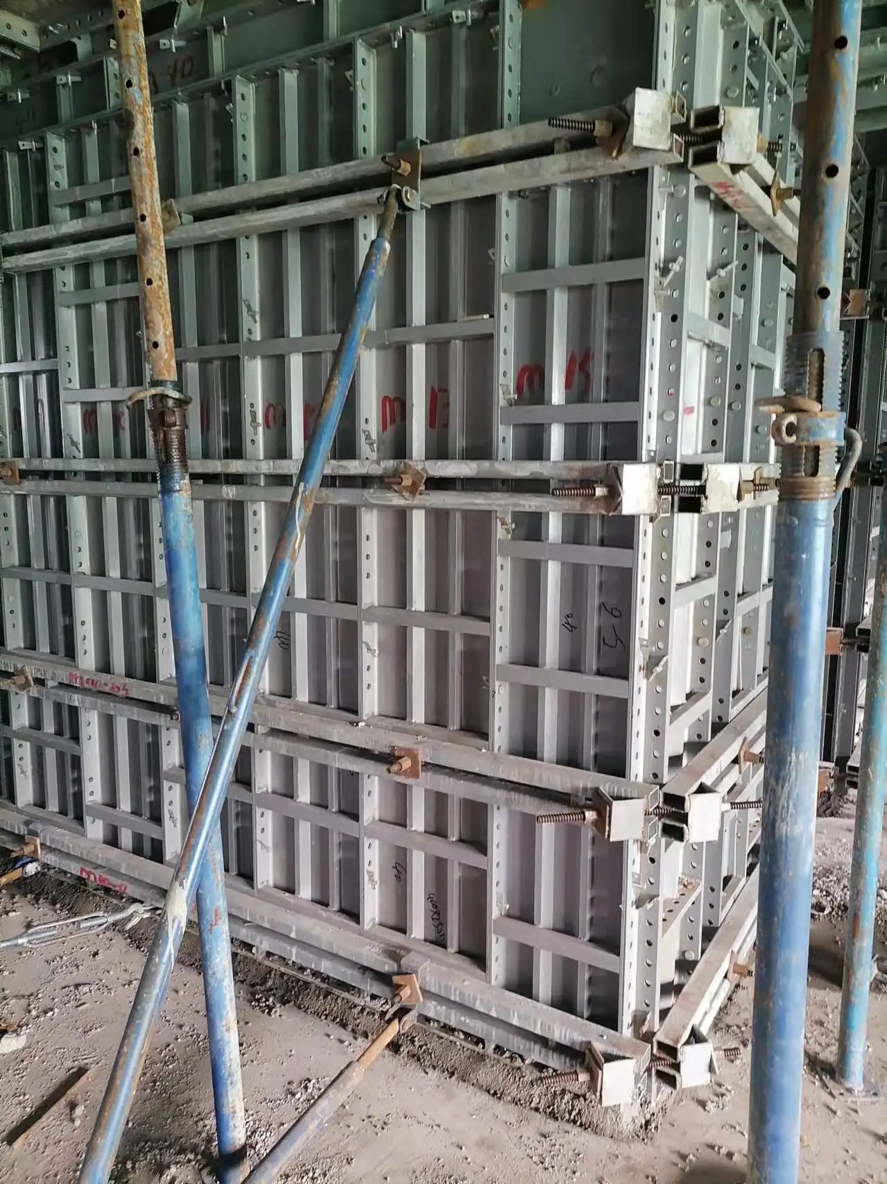 Custom Road Construction with Bracket Hitting Pavement Road Formwork ...