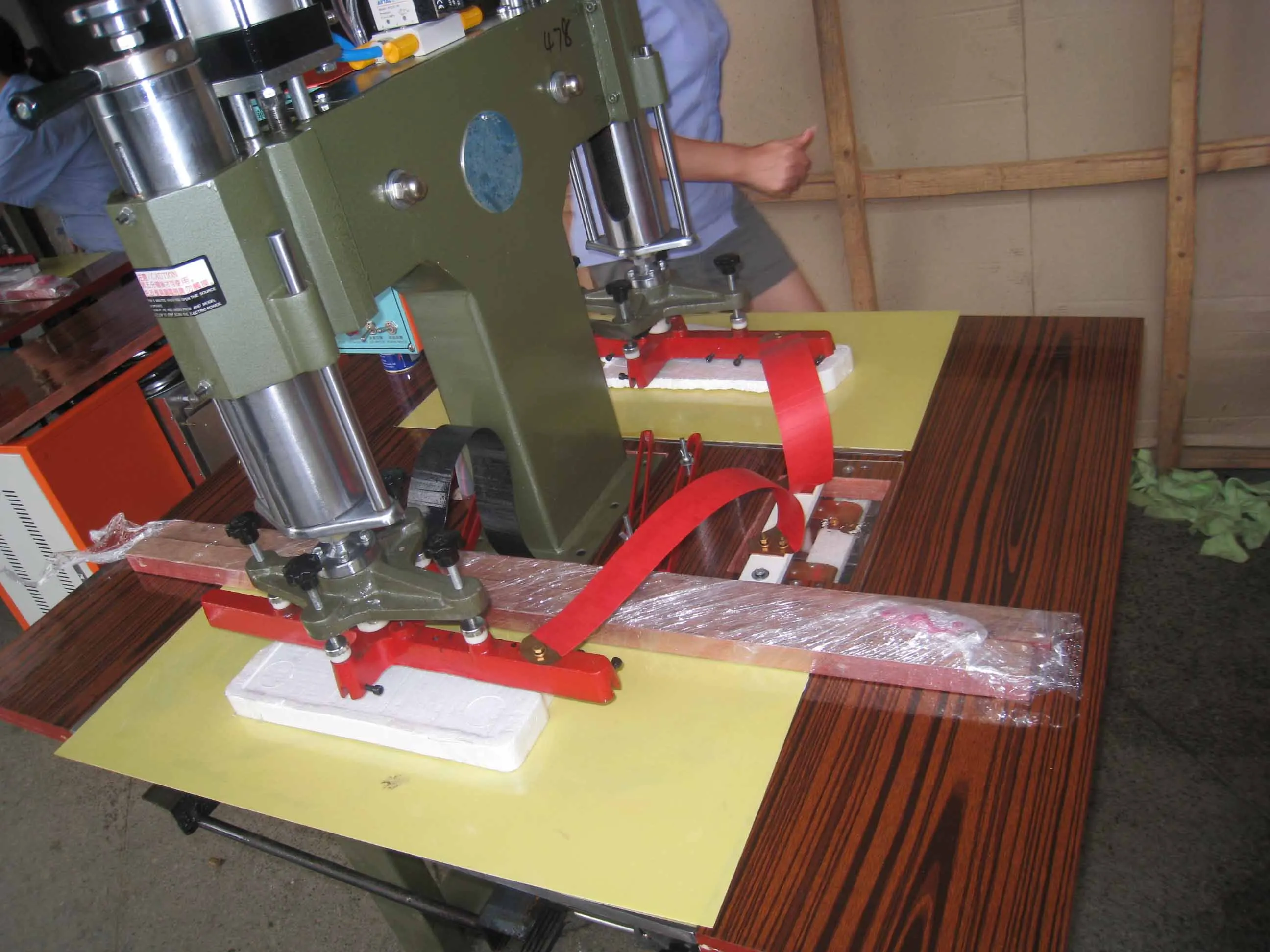 
 Двойные станции, высокочастотный сварочный аппарат для пластика для потолка ПВХ  