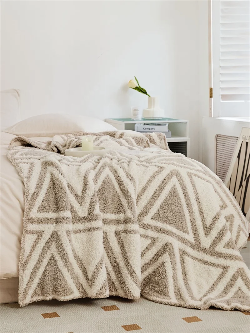 Hot Selling Minimalist Triangular Pattern 100% Polyester Fiber Knitted Blanket oy details