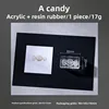 Un pezzo di caramella bianca