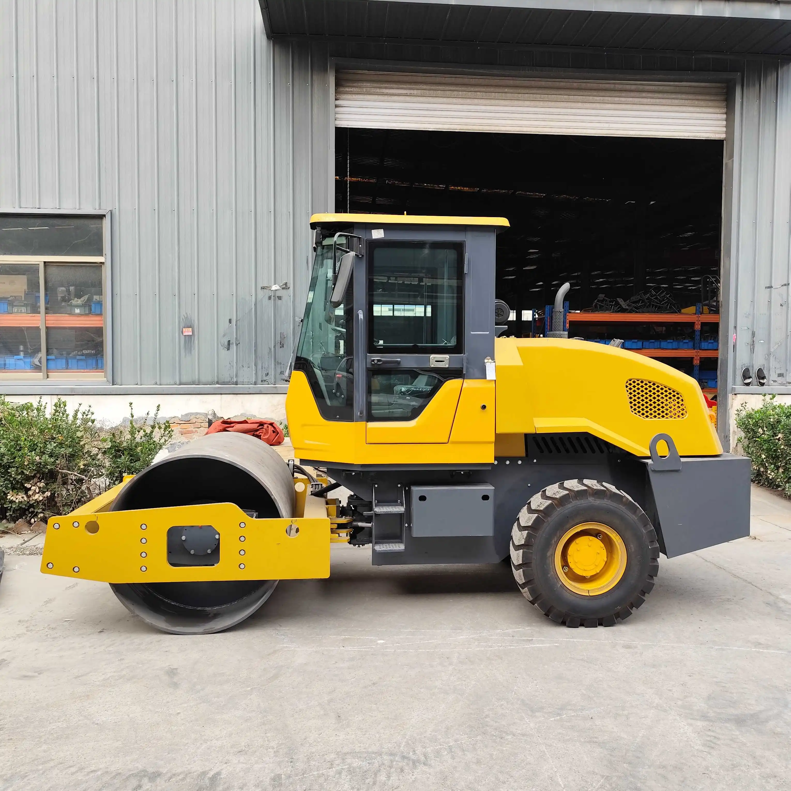 Большой 6-тонный супер тонный ручной гидравлический дорожный каток с колючим роликом для продажи