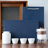 Un vaso bianco con tre tazze + un barattolo