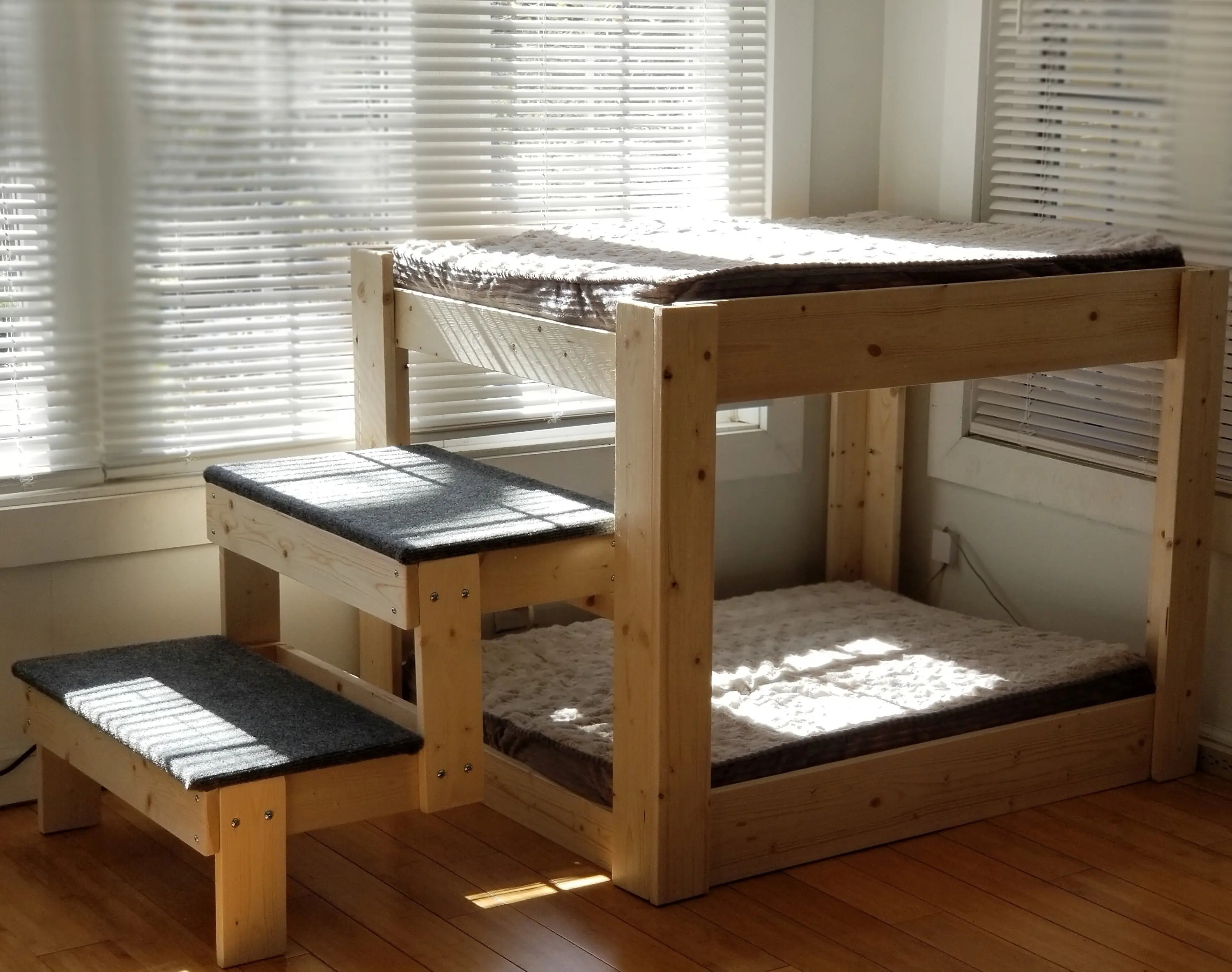 2匹の大型犬用の2ステップ大型犬二段ベッドを備えた木製の高架犬用