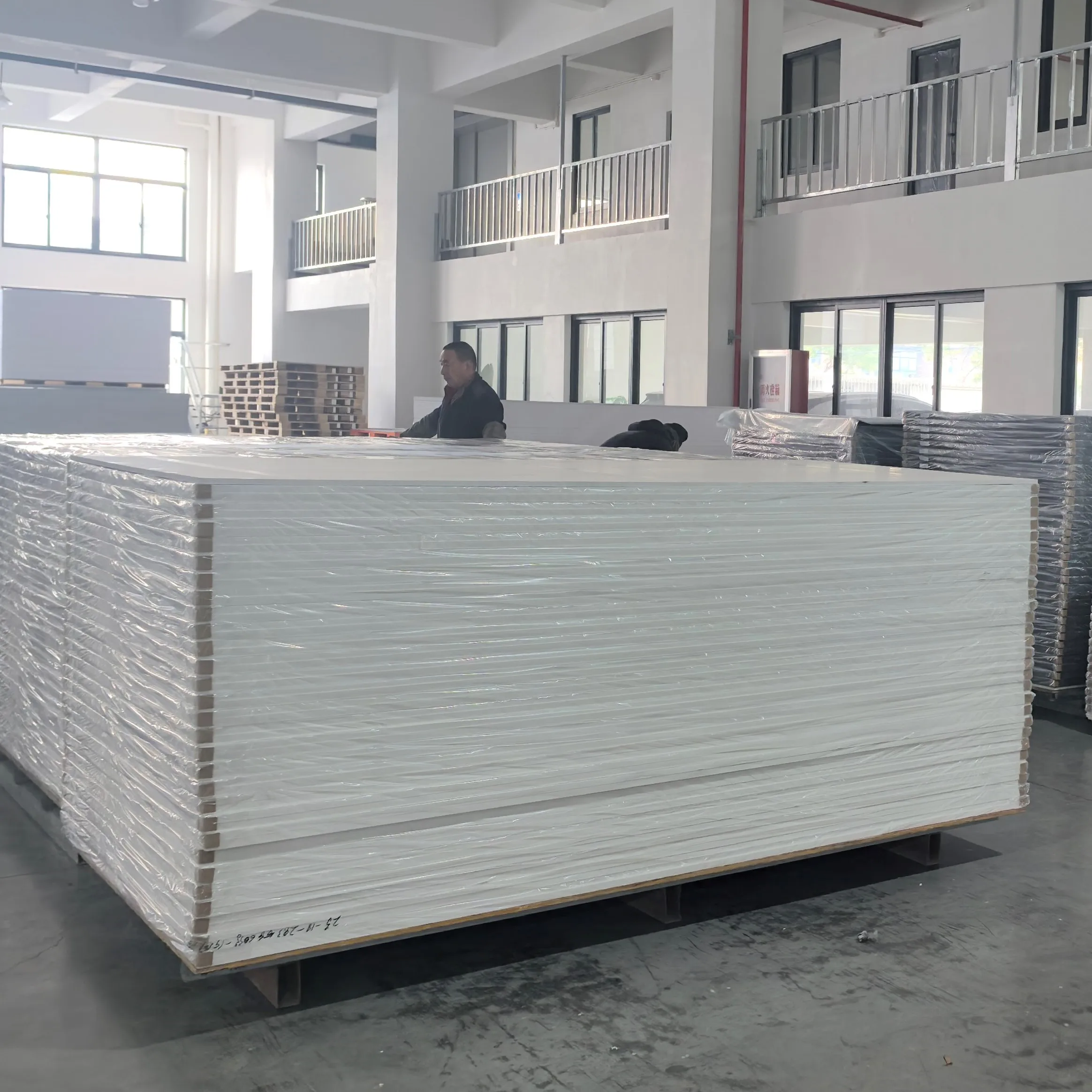 لوحة رغوية من PVC عالية الجودة مقاس 1220×2440 مم وبسماكة تتراوح بين 1–30 مم، متوفرة مباشرةً من المصنع للاستخدام في قصّ أجهزة التحكم العددي (CNC)