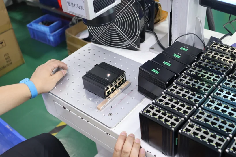 Unmanaged 8 Port 10/100/1000Mbps Ethernet Switch for Networking