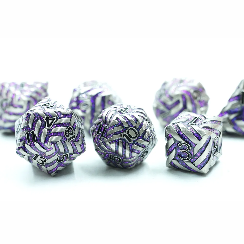 7-deler Polyedrisk Metallterningsett for DND-spill Zinklegering med lilla gnistrende mika stripe og svart tall