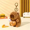 Llavero de peluche de capibara con pata de pollo.