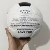 แม่หมายเลข 5 มอบลูกฟุตบอลให้ลูกชายของเธอ
