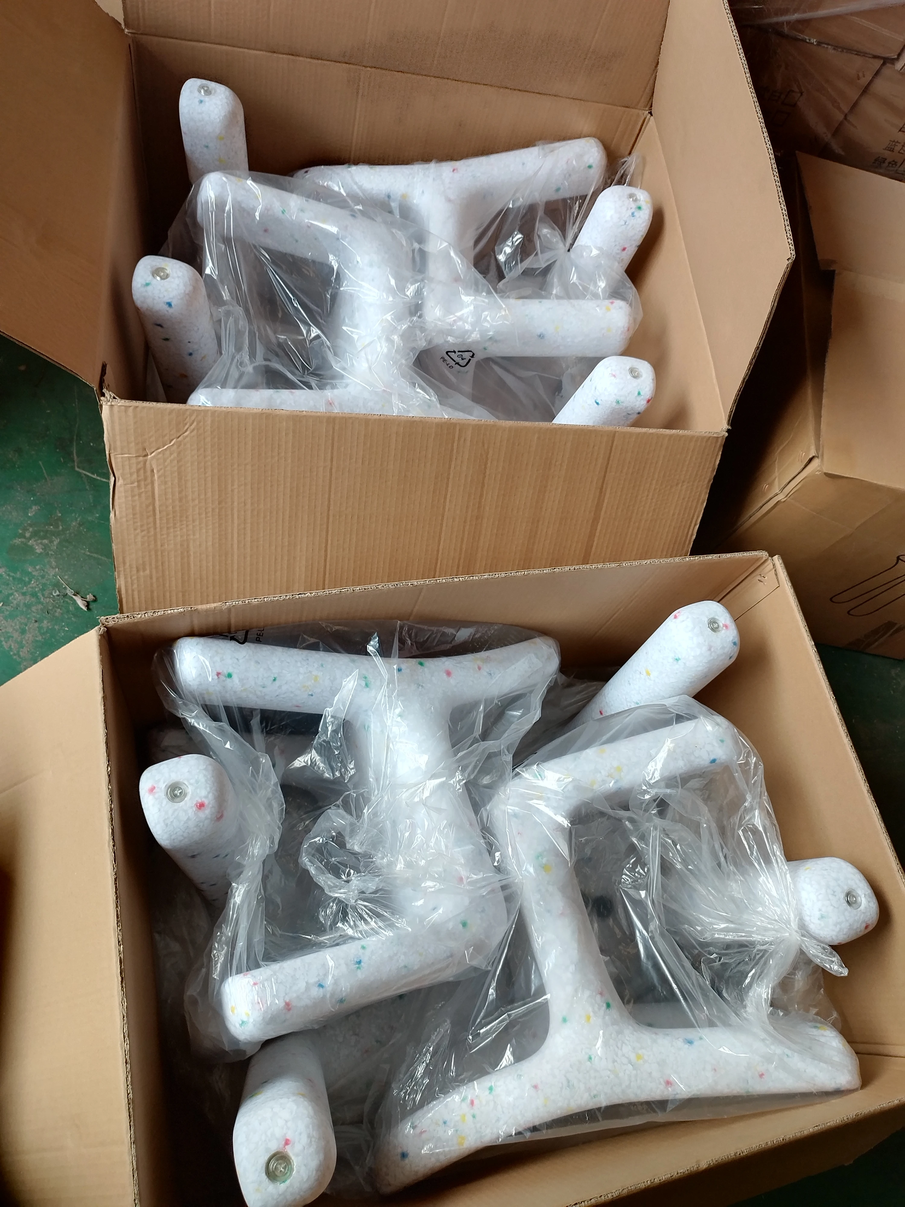 Hanyee Factory Stock Nordic Style Kid's Confetti Table and Chair Set Wholesale Price Plastic Lovely Kids Table and Charlie Chair