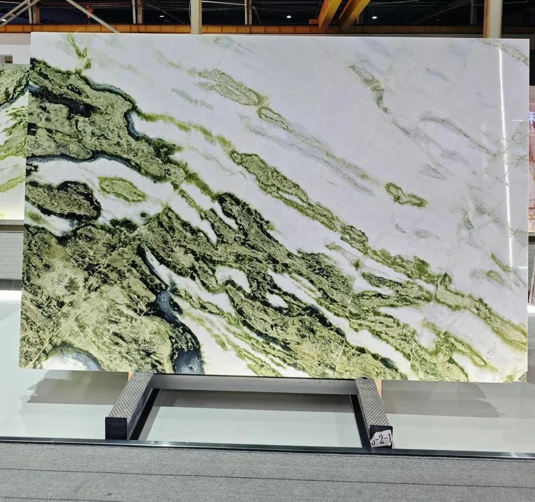 Luksusowe zielone płyty marmurowe – polerowane, nowoczesne, do użytku komercyjnego, w hotelach oraz w obiektach mieszkalnych; stosowane przy remontach kuchni, willi i salonów