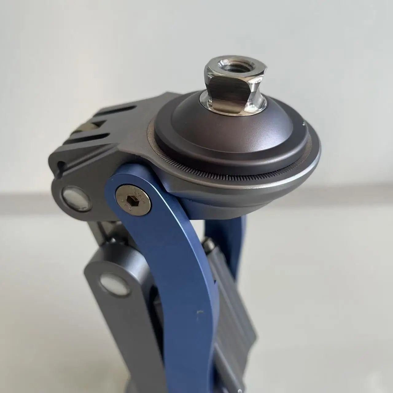 Five-link Geometric Lock Pneumatic Knee Joint for Prosthetic Legs Orthotics for Artificial Limbs