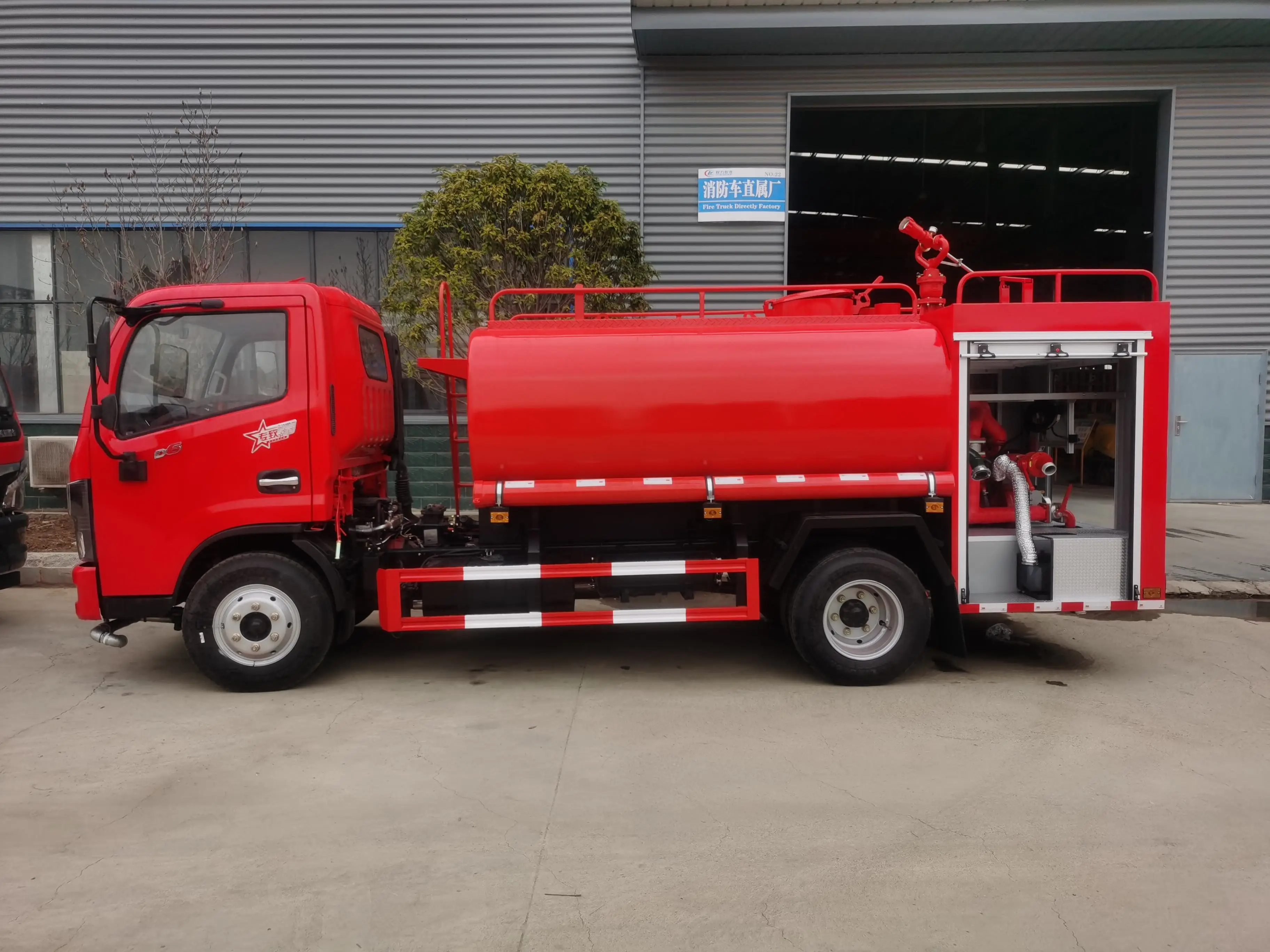product dongfeng 4x2 dorica diesel pumper fire truck new condition aerial pumper 4000l water tanker spraying machine fire sprinkler-6