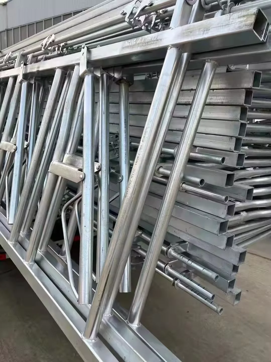 GREAT FARM Factory Outlet Dairy Farm Management Equipment Durable Cow Neck Clamp Lock Galvanized Cow Cattle Headlock